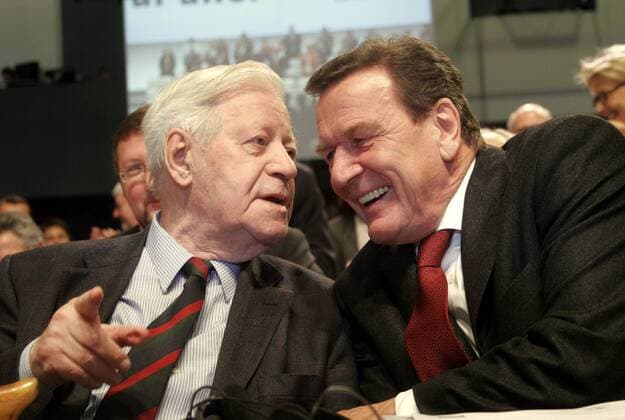 Helmut Schmidt (li., GER SPD) im Gespräch mit Gerhard Schröder (GER SPD) anlässlich des SPD-Bundesparteitages in Hamburg