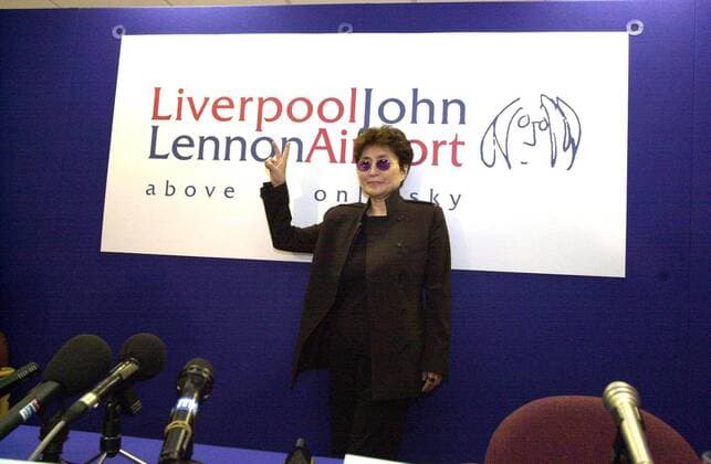Künstlerin Yoko Ono (JPN) während eines Pressetermins zur Namensgebung für den - Liverpool John Lennon Airport - in Liverpool - 