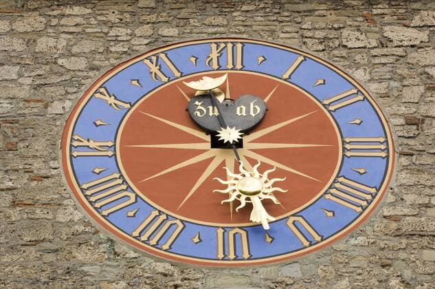  Uhr am Rathaus von Luzern - iblmox00298049