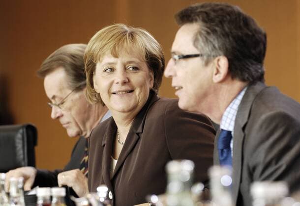 V.l.n.r. Franz Müntefering (GER SPD Bundesarbeitsminister), Bundeskanzlerin Angela Merkel (GER CDU) und Thomas de Maiziere (GER CDU Kanzleramtsminister) während einer Kabinettsitzung in Berlin