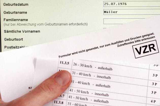 Mann mit einem Online-Antrag auf Auskunft aus dem Verkehrszentralregister und einer Übersicht über erlaubte Höchstgeschwindigkeiten