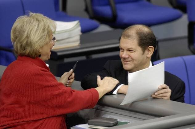 Gerda Hasselfeldt (GER CSU stellvertretende Vorsitzende CDU CSU Bundestagsfraktion) ergreift zärtlich den Arm von Olaf Scholz (GER SPD Erster Parlamentarischer Geschäftsführer SPD Bundestagsfraktion designierter Arbeitsminister) während einer Sitzung des Deutschen Bundestages in Berlin