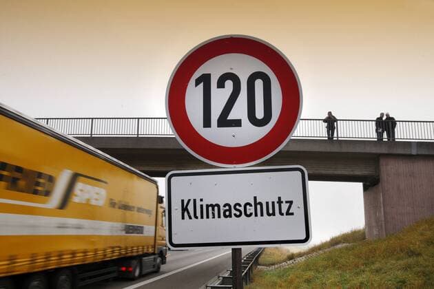 Greenpeace-Protestaktion - Tempo-120-Schild an der A8 bei Neuhausen