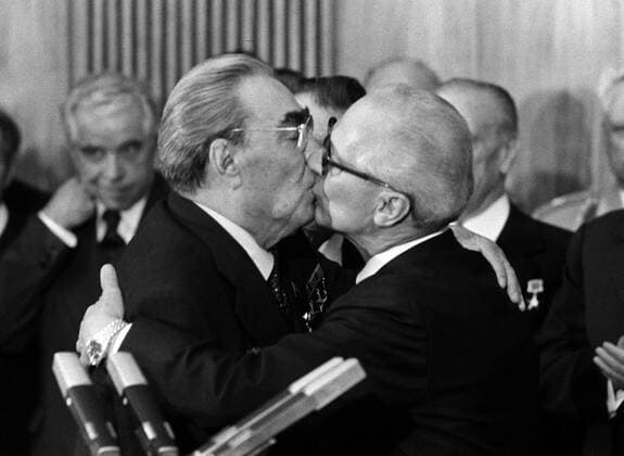Ikonische Bilder der Zeitgeschichte Staatsratsvorsitzender Erich Honecker (re., GDR Generalsekretär Zentralkomitee der SED) und Leonid Iljitsch Breschnew (URS Generalsekretär KPDSU) begrüßen sich mit einem Bruderkuss anlässlich Breschnews Teilnahme an den Feiern zum 30. Geburtstag der DDR in Ost-Berlin