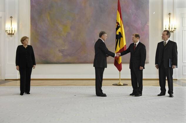 Horst Köhler (2.v.li., CDU Bundespräsident) ernennt Olaf Scholz (2.v.re., SPD erster parlamentarischer Geschäftsführer SPD-Bundestagsfraktion) in Gegenwart von Angela Merkel (CDU Bundeskanzlerin) und Franz Müntefering (SPD scheidender Bundesarbeitsminister alle GER) zum Arbeitsminister in Berlin