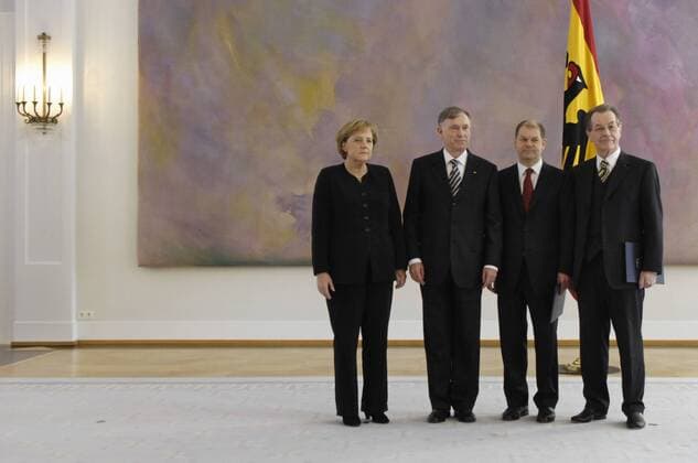 V.l.n.r.: Angela Merkel (Bundeskanzlerin), Horst Köhler (Bundespräsident beide CDU), Olaf Scholz (Bundesarbeitsminister) und Franz Müntefering (scheidender Arbeitsminister beide SPD alle GER) in Berlin