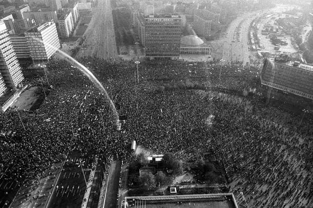 Menschenmassen auf dem Alexanderplatz in Berlin Ost während der Demonstration am 4. November für Meinungs- und Versammlungsfreiheit sowie eine reformierte DDR