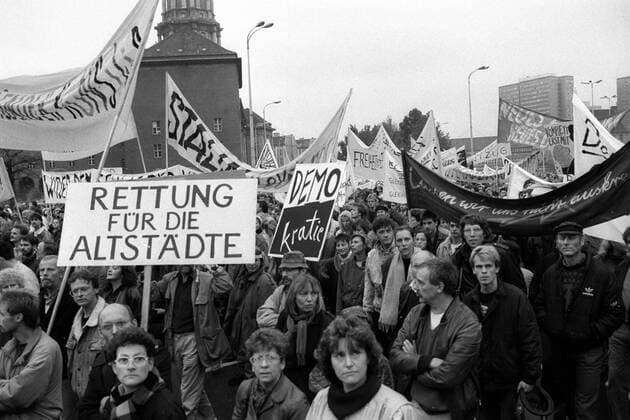 Demonstrationszug auf der Grunerstraße während der Kundgebung in Berlin Ost für Meinungs und Versammlungsfreiheit sowie eine reformierte DDR