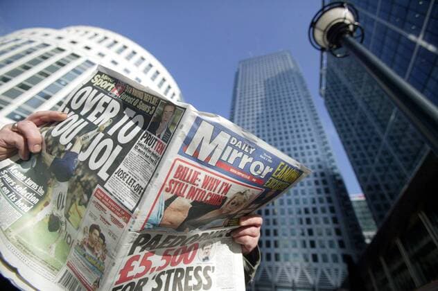 Tageszeitung Daily Mirror vor dem Bürogebäude am One Canada Square in London - 