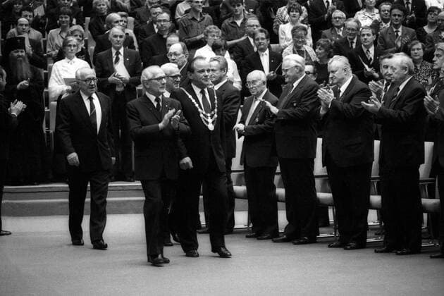 Vorn v.l.n.r.: Horst Sindermann (GDR SED Präsident Volkskammer), Staatsratsvorsitzender Erich Honecker (GDR SED), Willy Stoph (GDR SED Vorsitzender Ministerrat), Erhard Krack (GDR SED Oberbürgermeister Berlin Ost), Manfred Gerlach (GDR Vorsitzender LDPD), Erich Mückenberger (GDR SED Vorsitzender der Zentralen Parteikontrollkommission des ZK der SED), Gerald Götting (GDR Vorsitzender CDU Ost), Werner Krolikowski (GDR SED Erster Stellvertreter des Vorsitzenden des Ministerrates), Harry Tisch (GDR SED Vorsitzender FDGB) sowie Theologe Gottfried Forck (hinten 3.v.li., GDR) anlässlich des offiziellen Staatsaktes der DDR im Palast der Republik in Berlin Ost zur 750 Jahrfeier Berlins