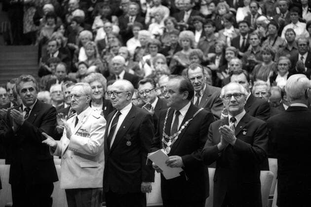 Vorn v.l.n.r.: Egon Krenz (GDR SED Stellvertreter des Vorsitzenden des Staatsrates), NVA Armeegeneral Heinz Keßler (GDR SED Minister für Nationale Verteidigung), Horst Sindermann (GDR SED Präsident Volkskammer), Erhard Krack (GDR SED Oberbürgermeister Berlin Ost), Staatsratsvorsitzender Erich Honecker (GDR SED) sowie Werner Eberlein (hinten, GDR SED Erster Sekretär der SED Bezirksleitung Magdeburg) anlässlich des offiziellen Staatsaktes der DDR im Palast der Republik in Berlin Ost zur 750 Jahrfeier Berlins