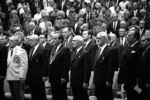 Vorn v.l.n.r.: NVA Armeegeneral Heinz Keßler (GDR SED Minister für Nationale Verteidigung), Horst Sindermann (GDR SED Präsident Volkskammer), Erhard Krack (GDR SED Oberbürgermeister Berlin Ost), Staatsratsvorsitzender Erich Honecker (GDR SED), Willy Stoph (GDR SED Vorsitzender Ministerrat) sowie Werner Eberlein (hinten Mitte, GDR SED Erster Sekretär der SED Bezirksleitung Magdeburg) anlässlich des offiziellen Staatsaktes der DDR im Palast der Republik in Berlin Ost zur 750 Jahrfeier Berlins