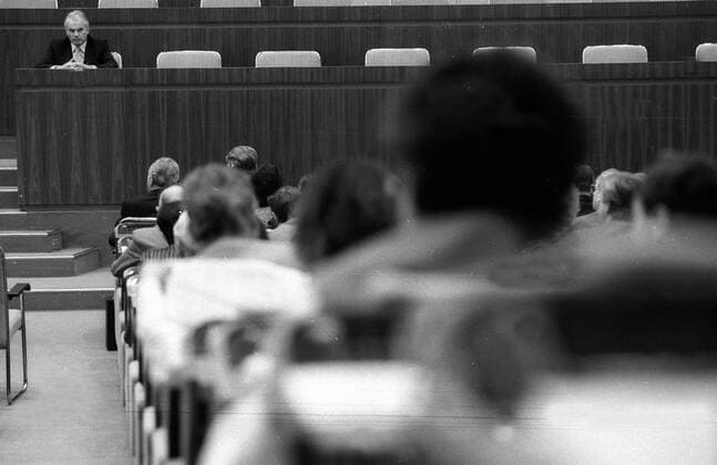 Hans Modrow (hinten li., GDR SED Vorsitzender Ministerrat) anlässlich der Volkskammersitzung in Berlin Ost