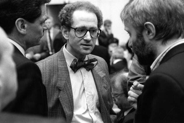 Konrad Weiß (Mitte, GDR Bündnis 90 Die Grünen) anlässlich der konstituierenden Sitzung der Volkskammer in Berlin Ost