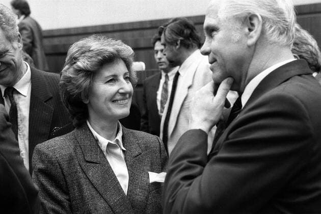 Christa Luft (li., GDR PDS Abgeordnete der Volkskammer) und Günther Maleuda (re., GDR Vorsitzender DBD) anlässlich der konstituierenden Sitzung der Volkskammer in Berlin Ost