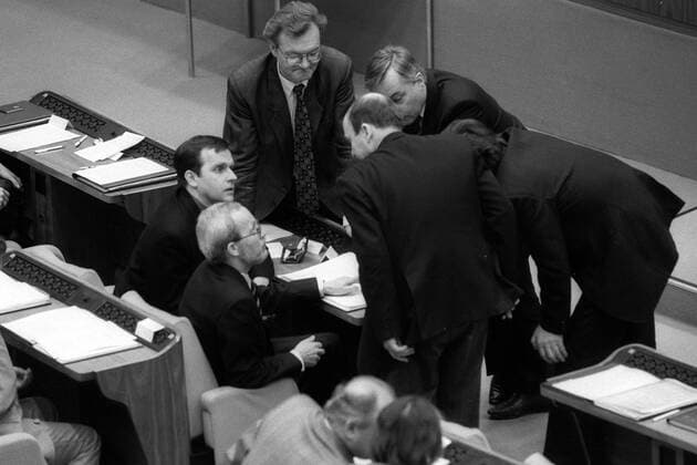 Lothar de Maiziere (2.v.li., GDR CDU Designierter Ministerpräsident), Günther Krause (li., GDR CDU Parlamentarischer Staatssekretär des Ministerpräsidenten) und Rainer Eppelmann (Mitte, GDR CDU) anlässlich der konstituierenden Sitzung der Volkskammer in Berlin Ost