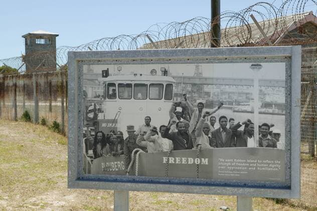 IMAGO History, Ende der Apartheid in Südafrika: 1990-1994 Informationstafel vor dem ehemaligen Gefängnis auf Robben Island bei Kapstadt iblheh00358792