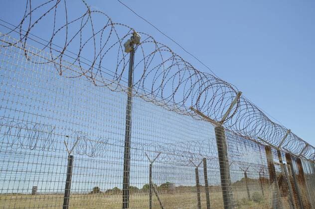 IMAGO History, Ende der Apartheid in Südafrika: 1990-1994 Zaun und Stacheldraht vor dem ehemaligen Gefängnis auf Robben Island bei Kapstadt iblheh00454271