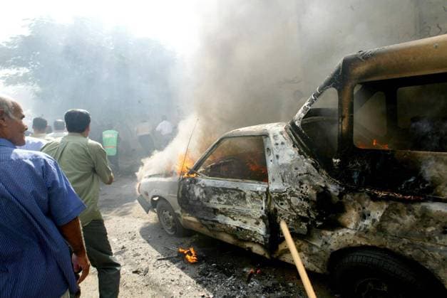Brennendes Auto während eines iraelischen Luftangriffes in Gaza-Stadt - Palästina  GAZ2003090202