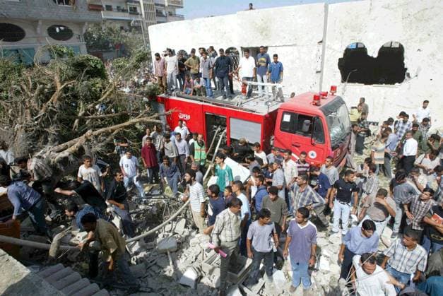 Feuerwehrauto im Einsatz nach einen israelischen Luftangriff auf das Haus von Mahmoud Zahar in Gaza-Stadt - Palästina  GAZ2003091011