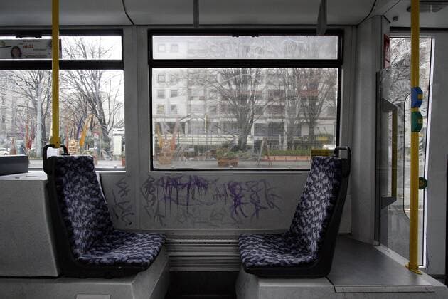 Graffiti in einer Straßenbahn in Berlin