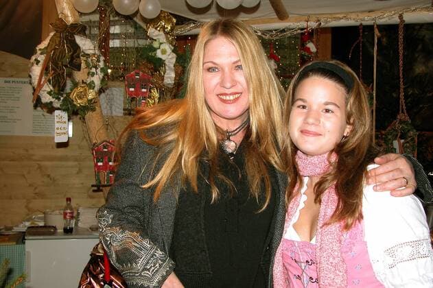 Sängerin Juliane Werding mit ihrer Tochter Charis Maria anlässlich der Eröffnung des Adventsmarktes in Aiderbichl