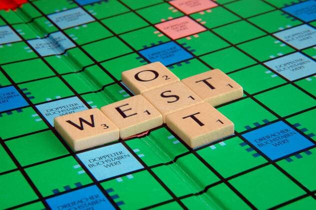 Ost-West - Schriftzug aus Scrabblesteinen