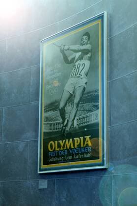 Plakat des Propaganda-Films - Olympia: Fest der Völker - von Regisseurin Leni Riefenstahl im Filmmuseum am Potsdamer Platz in Berlin