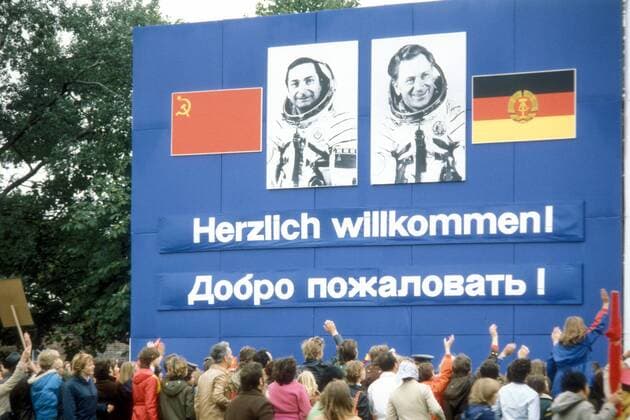 Kosmonaut Sigmund Jähn (li.) und Kosmonaut Valerie Bykowsky (re.) auf einem Transparent
