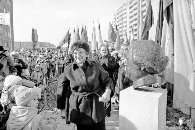 Berühmte Feministinnen, Clara Zetkin Ilse Thiele (Mitte, Deutsche Demokratische Republik Vorsitzender DFD) während der Einweihung des Clara Zetkin Denkmals anlässlich des XII. Bundeskongresses des Demokratischen Frauenbundes Deutschlands in Berlin Ost - Außerdem anwesend Erhard Krack (hinten Mitte, Deutsche Demokratische Republik Regierender Bürgermeister Berlin Ost)