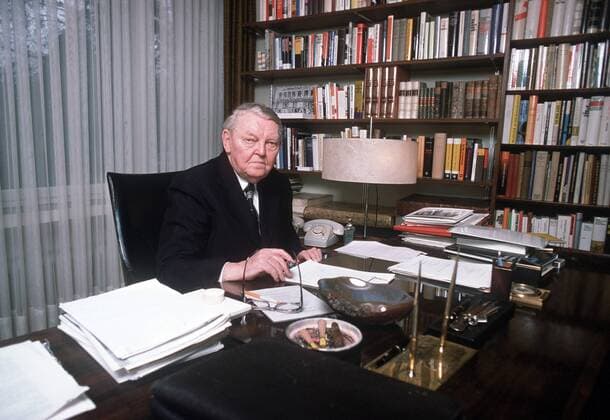 Ludwig Erhard (Deutschland CDU) sitzt Zigarre rauchend am Schreibtisch in seinem Büro