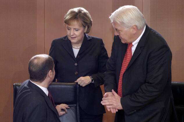 Bundeskanzlerin Angela Merkel (Deutschland CDU) mit Arbeitsminister Olaf Scholz (li., Deutschland SPD Erster Parlamentarischer Geschäftsführer SPD-Bundestagsfraktion) und Bundesaußenminister Frank-Walter Steinmeier (Deutschland SPD) anlässlich einer Kabinettssitzung in Berlin