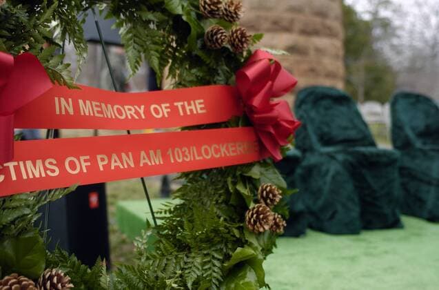 Gebinde anlässlich des Gedenkens der Opfer zum 19. Jahrestag des Terroranschlags auf den Pan Am-Flug 103 im schottischen Lockerbie - Arlington  (WAP20071221705)