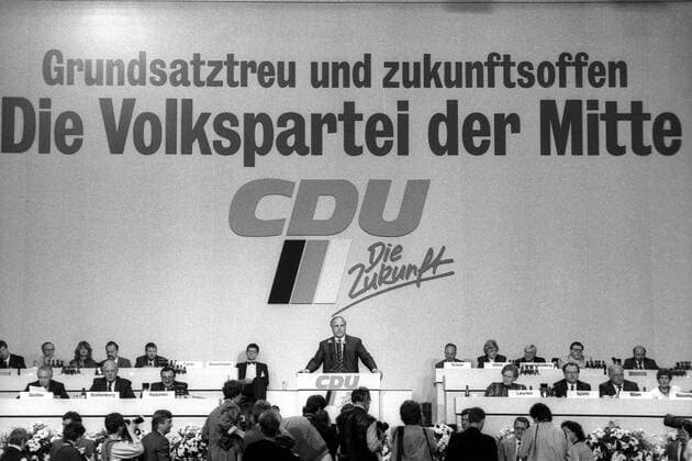 Bundeskanzler Helmut Kohl (Deutschland CDU) während einer Rede auf dem CDU-Bundesparteitag in Wiesbaden