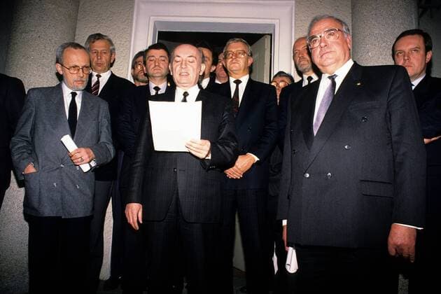 V.l.n.r.: Lothar de Maiziere (DDR Parteivorsitzender CDU-OST) zusammen mit Wolfgang Schnur (3.v.l., DDR Parteivorsitzender DA), Hans-Wilhelm Ebeling (DDR Vorsitzender DSU) und Bundeskanzler Helmut Kohl (2.v.r., Deutschland CDU) während eines Pressetermins des Wahlbündnisses - Allianz für Deutschland - in Berlin