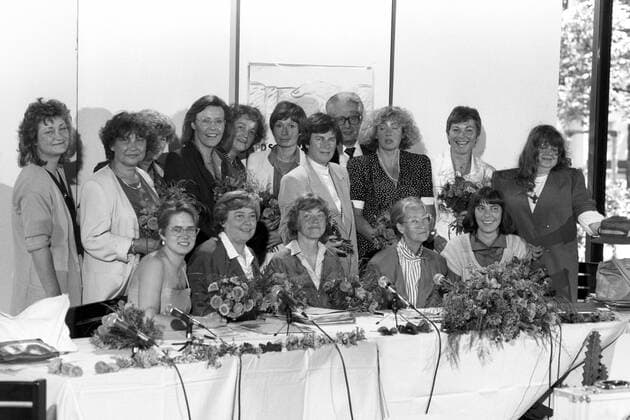 Hans-Jochen Vogel (Deutschland SPD-Bundesvorsitzender) neben den Mitgliedern der Arbeitsgemeinschaft Sozialdemokratischer Frauen anlässlich einer Pressekonferenz zum Thema - Quotierung - darunter v.l.n.r., hintere Reihe: Gisela Böhrk (Frauenministerin Schleswig-Holstein), Eva Rühmkorf (Kultusministerin Schleswig-Holstein), Anke Brunn (Wissenschaftsministerin Nordrhein-Westfalen), Heidemarie Wieczorek-Zeul (Europapolitische Sprecherin der SPD-Bundestagsfraktion), Hertha Däubler-Gmelin (MdB), Heide Pfarr (Rechtswissenschaftlerin), Anke Fuchs, Renate Schmidt (Stellvertretende Vorsitzende der SPD-Bundestagsfraktion), Dr. Anke Martiny (Stellvertretende SPD-Landsvorsitzende Bayern) und Schriftstellerin Karin Hempel Soos - vordere Reihe: Susi Möbbeck, Dr. Brunhild Peter, Inge Wettig-Danielmeier, Katharina Focke und Ingrid Matthäus Meier