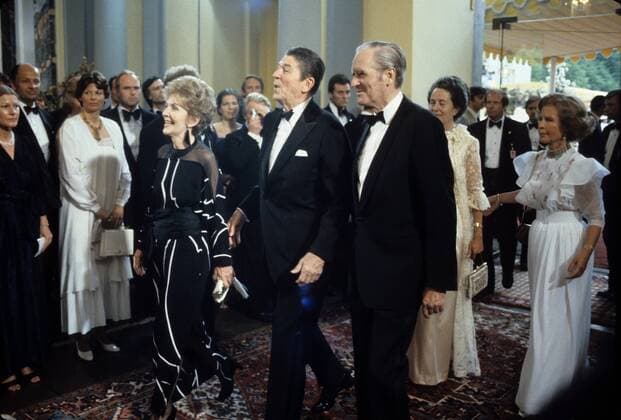 Bundespräsident Karl Carstens (re., Deutschland CDU) zusammen mit Präsident Ronald Reagan (USA) und Ehefrau Nancy im Prunktreppenhaus von Schloss Augustusburg anlässlich eines Empfangs des U.S.-Amerikanischen Präsidenten im Gästehaus der Bundesregierung in Brühl