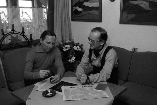 Wolfgang Schäuble (Deutschland CDU Chef des Bundeskanzleramtes und Bundesminister für besondere Aufgaben) im Gespräch mit Journalist Maynhardt Graf von Nayhauß-Cormons (re.) während des Winterurlaubs in Lech am Arlberg