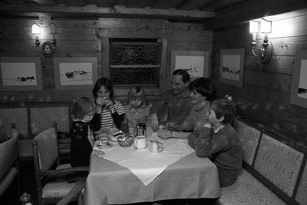 Wolfgang Schäuble (Deutschland CDU Chef des Bundeskanzleramtes und Bundesminister für besondere Aufgaben) mit seinen Kindern und seiner Frau Ingeborg während des Winterurlaubs in Lech am Arlberg
