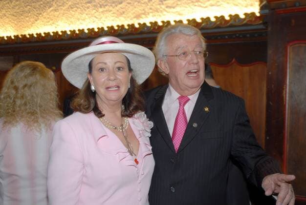 Fernsehmoderator Dieter Thomas Heck mit Ehefrau Ragnhild anlässlich der Verleihung - Stier der Hohensalzburg durch den Senat mit Herz - Salzburger Narrensenat - in Salzburg