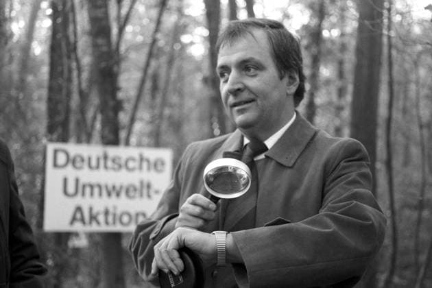 Bundesumweltminister Klaus Töpfer (Deutschland CDU) mit Lupe während eines Waldspaziergangs anlässlich einer Veranstaltung der Deutschen Umwelt Aktion in Ippendorf am Engelsbach