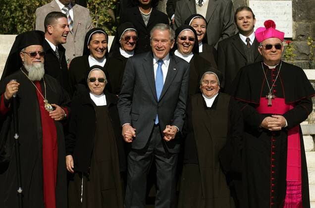 Präsident George W. Bush (Mitte, USA) mit Geistlichen am See Genezareth anlässlich seines Besuchs in Israel  WAX200880111217