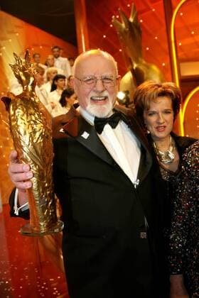 Sänger Roger Whittaker und Monika Martin während der ARD Show - 11. Krone der Volksmusik - in Chemnitz