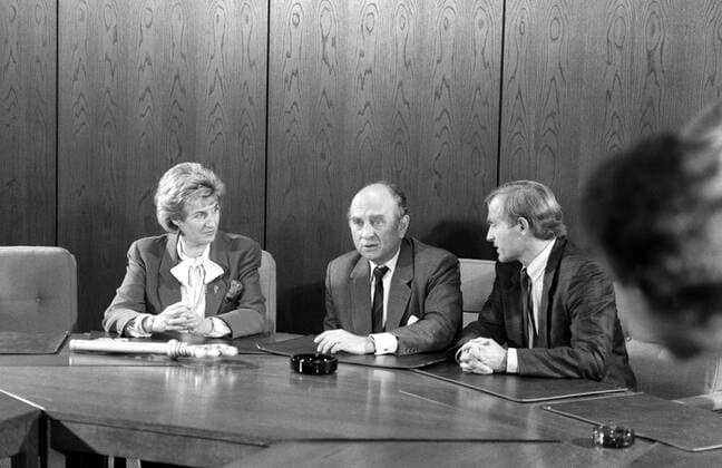 Bundeswirtschaftsminister Helmut Haussmann (re., Deutschland FDP), Cornelia Schmalz-Jacobsen (li., Deutschland FDP Senatorin für Jugend und Familie Berlin) und Otto Graf Lambsdorff (Deutschland FPD Bundesvorsitzender)