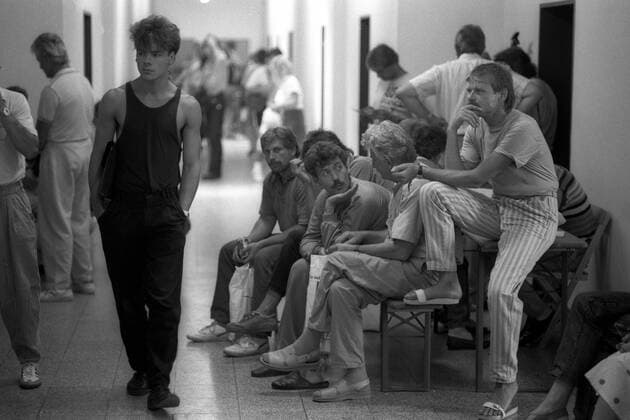 DDR Flüchtlinge warten auf dem Arbeitsamt im Auffanglager Schöppingen