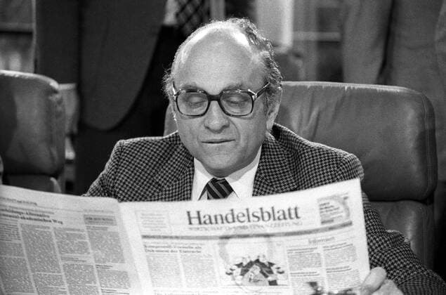 Bundeswirtschaftsminister Otto Graf Lambsdorff (Deutschland FDP) anlässlich der Lektüre des Handelsblattes während einer Kabinettssitzung in Bonn