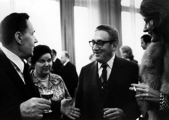Außenminister Henry Kissinger (2.v.re., USA) mit Ehefrau Nancy (re.) und Außenminister Andrej Gromyko (Sowjetunion) mit Ehefrau -  (ARK1974102411)