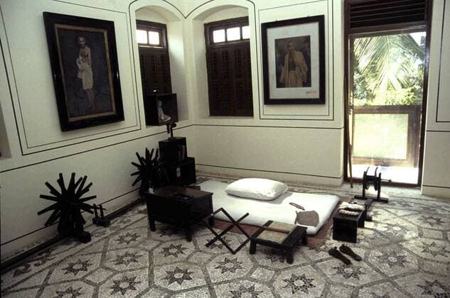 IMAGO ICONS: Mahatma Gandhi Zimmer mit Bett im Mani-Bhavan-Haus in dem Mahatma Gandhi wohnte in Mumbai - Indien