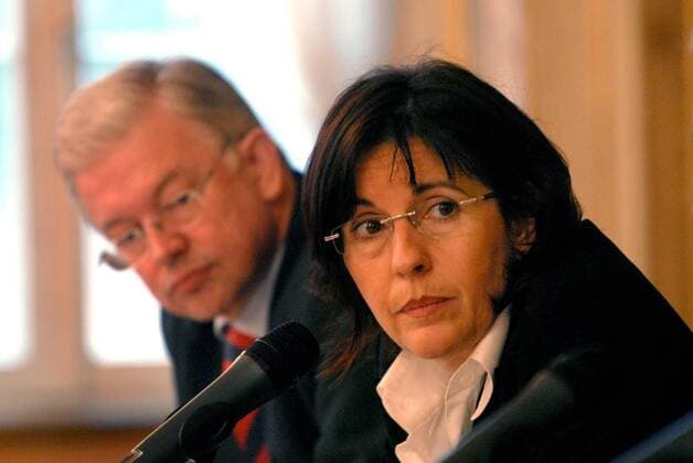Roland Koch (li., Deutschland CDU Ministerpräsident Hessen) und Andrea Ypsilanti (Deutschland SPD Landesvorsitzende Hessen) anlässlich einer Pressekonferenz der vier Spitzenkandidaten zur Landtagswahl in Hessen - Wiesbaden