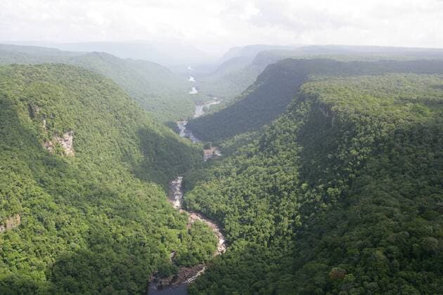 Fluß im Nationalpark Potaro in Guyana (iblheh00611988) !ACHTUNG LUFTAUFNAHME 100% HONORARAUFSCHLAG!